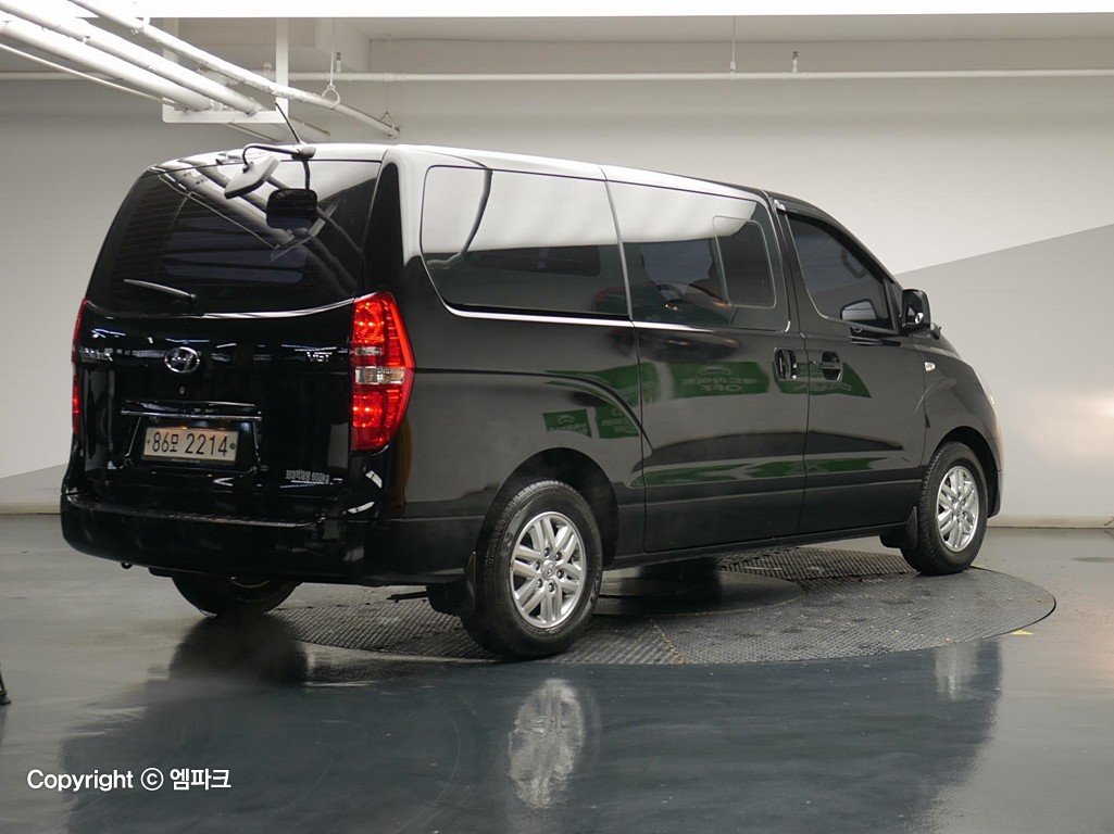 2017 HYUNDAI GRAND STAREX 5 -seater diesel van smart