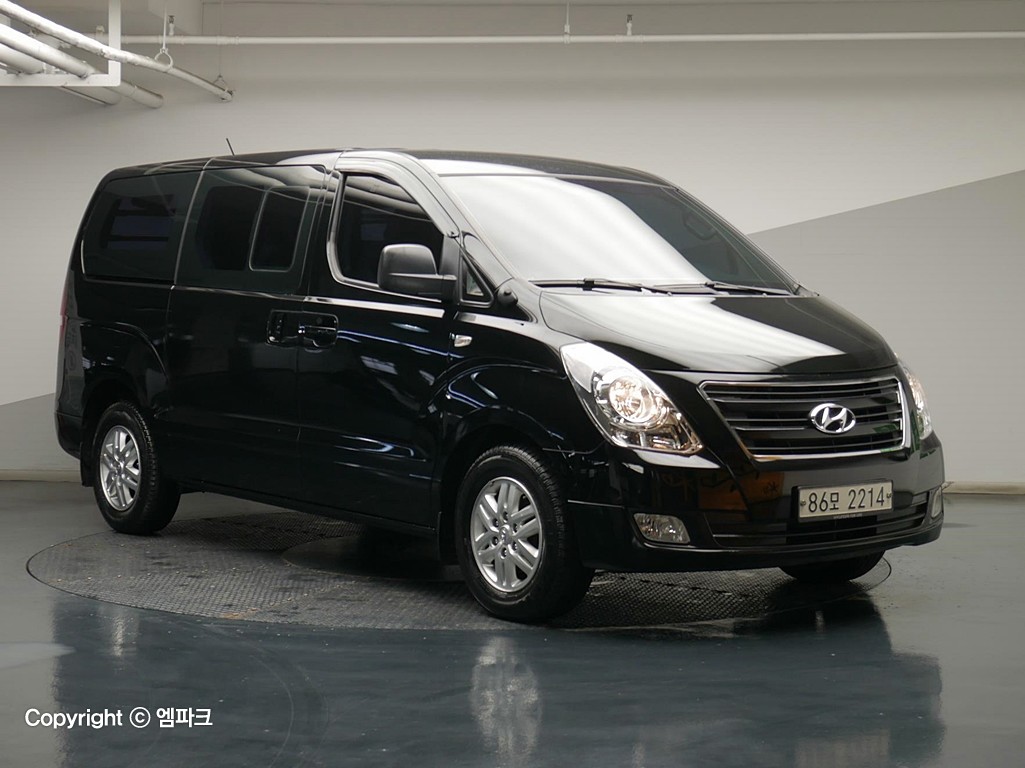 2017 HYUNDAI GRAND STAREX 5 -seater diesel van smart