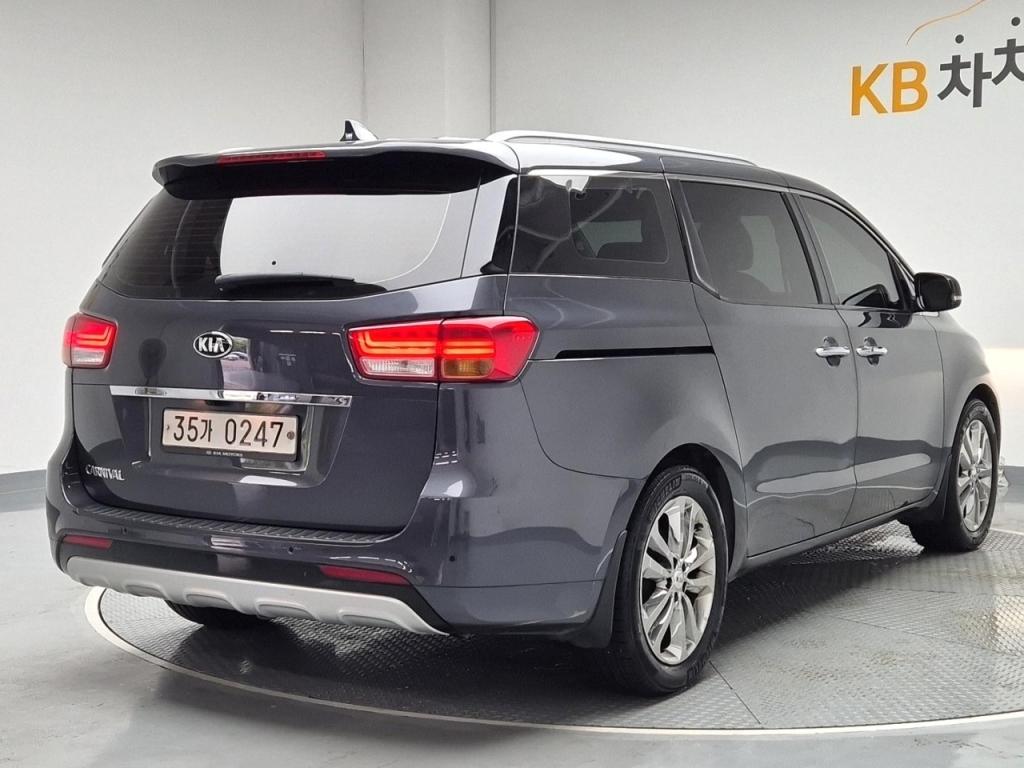 2017 KIA ALL NEW CARNIVAL 9 -seater diesel nobless