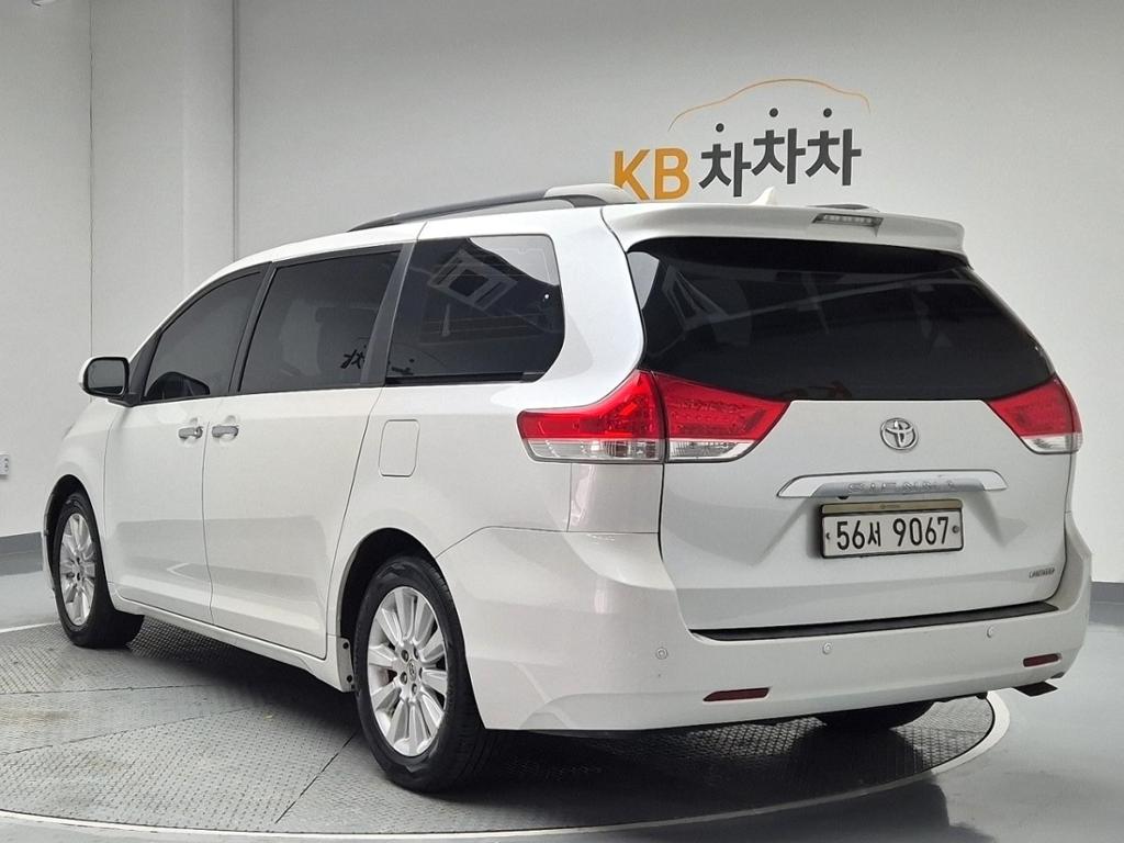 2012 TOYOTA SIENNA 