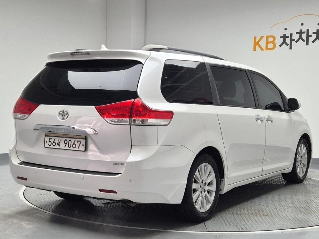 2012 TOYOTA SIENNA 
