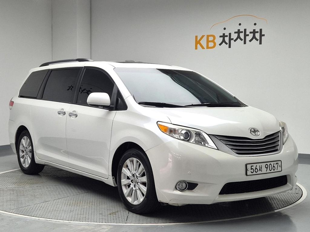 2012 TOYOTA SIENNA 