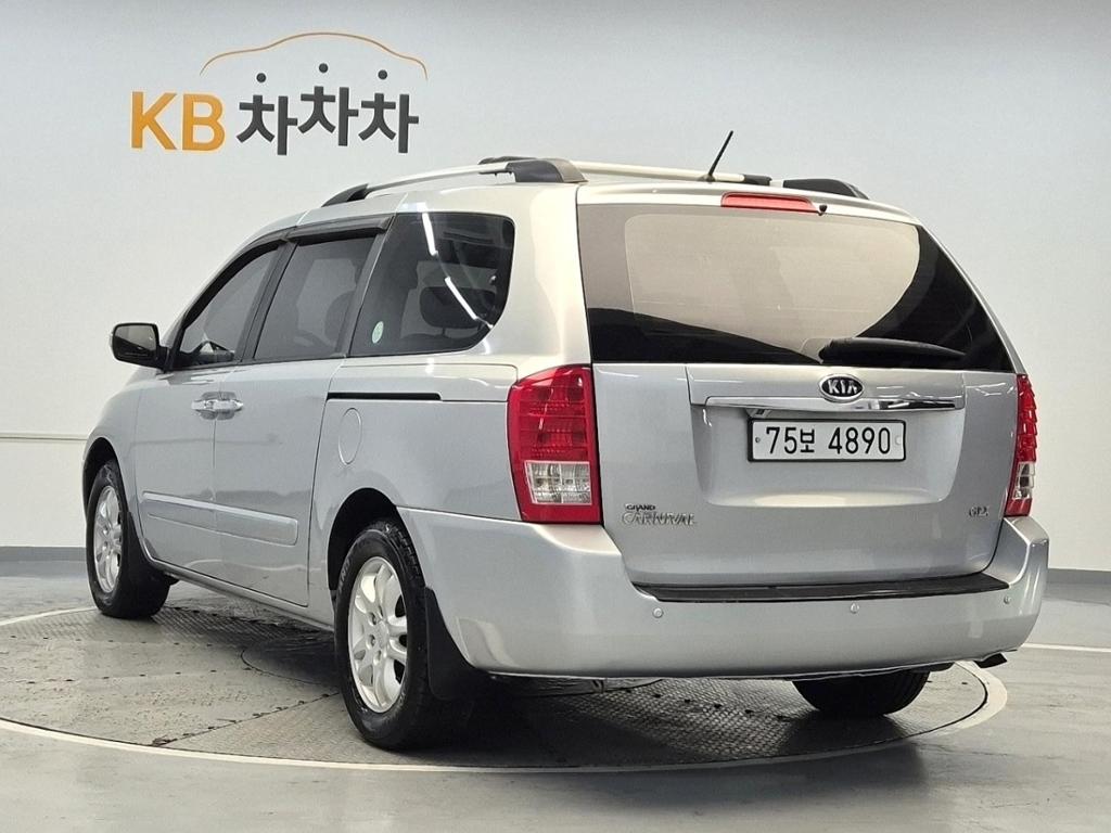 2011 KIA CARNIVAL R 