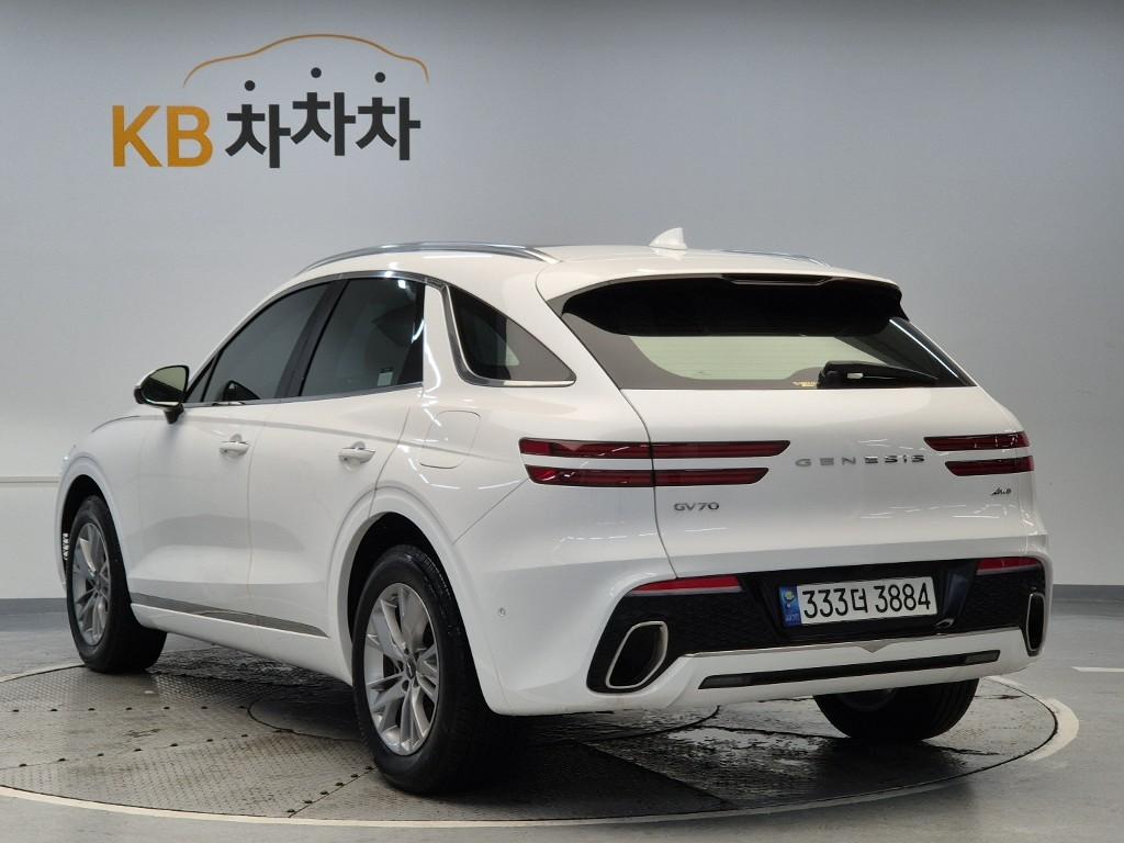 2023 GENESIS GV70 