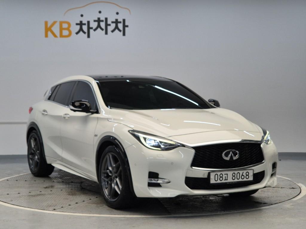 2017 INFINITI Q30 
