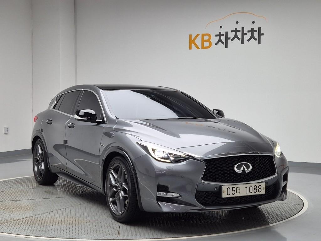 2017 INFINITI Q30 