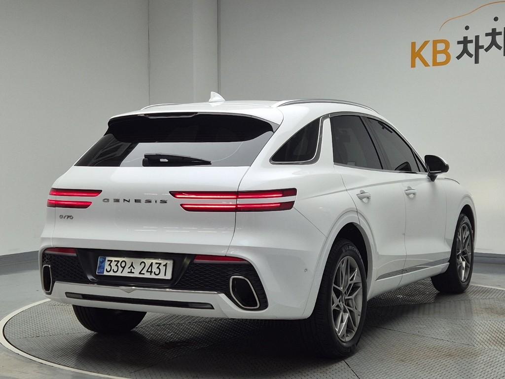 2023 GENESIS GV70 