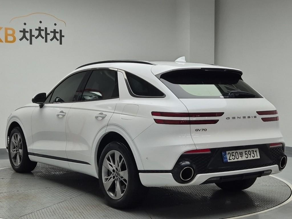 2023 GENESIS GV70 
