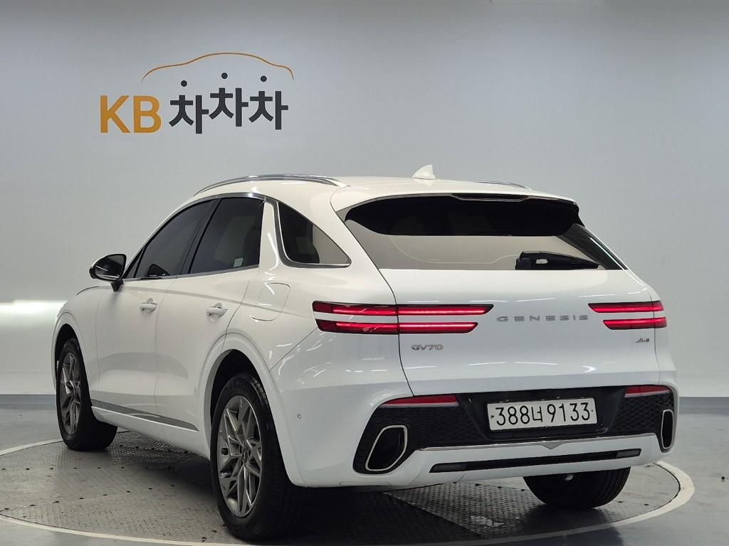 2023 GENESIS GV70 