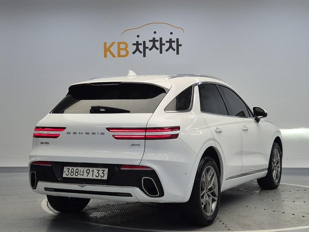 2023 GENESIS GV70 