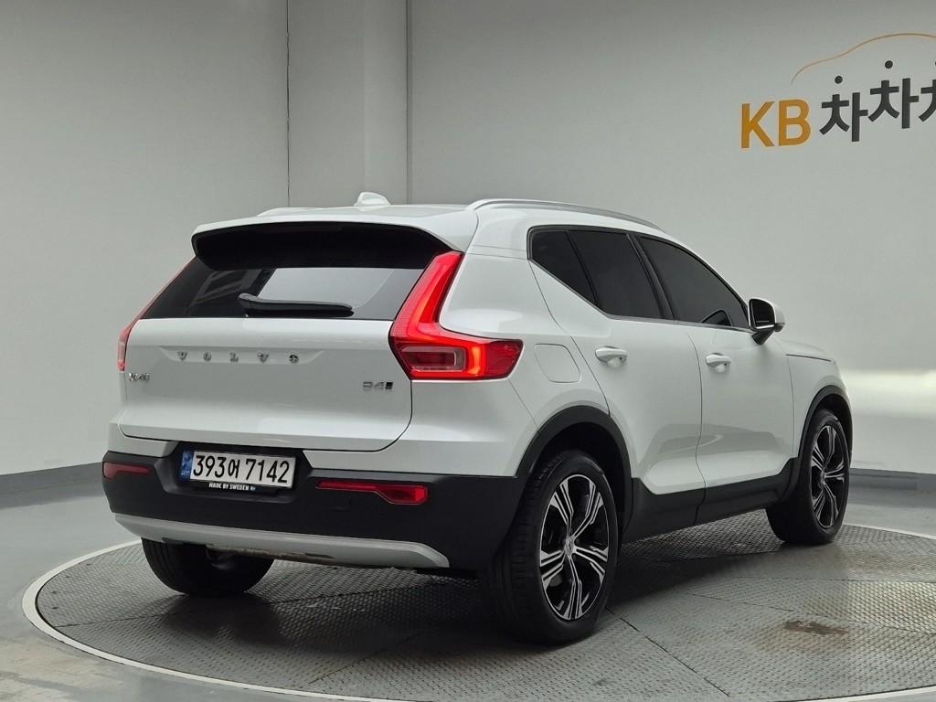 2021 VOLVO XC40 
