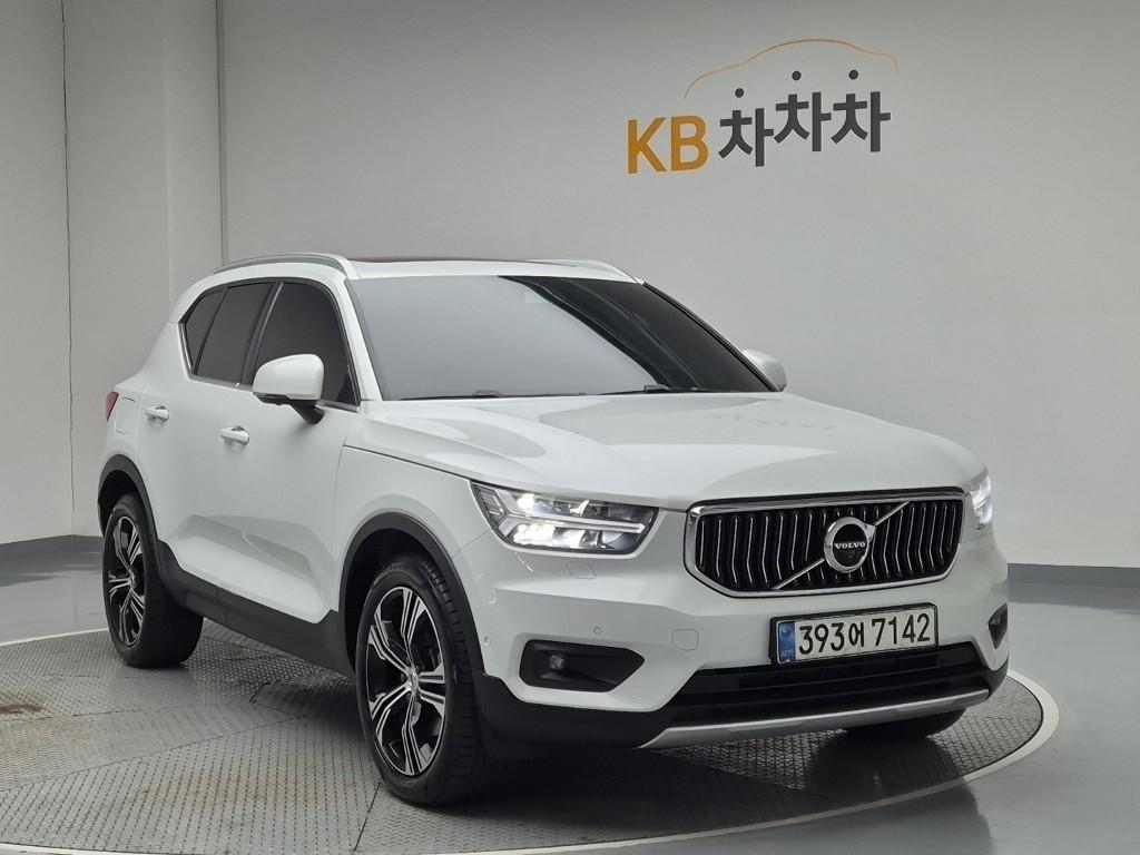 2021 VOLVO XC40 