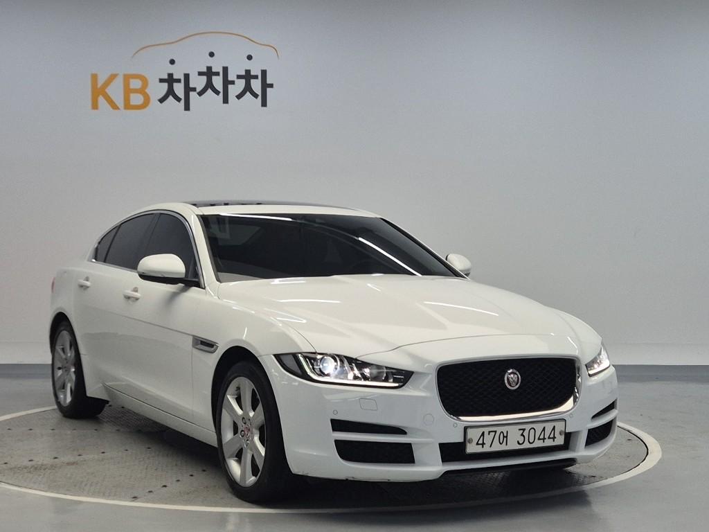 2017 JAGUAR XE 